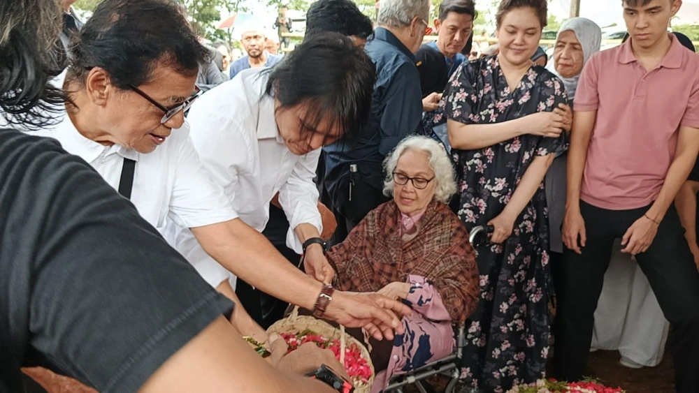 Once Mekel di pemakaman mertuanya [FTNews/Raka]